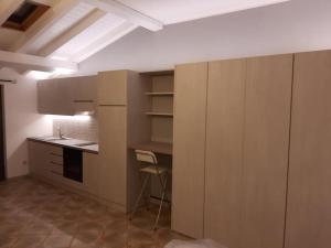 cocina con encimera y silla en una habitación en Casa Bach, en Piacenza