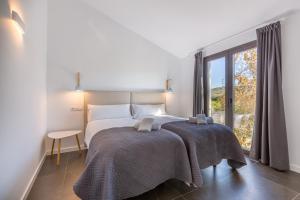 Postel nebo postele na pokoji v ubytování Casas rurales "Las Mellizas" Piscina privada - Caminito del Rey + 21 fotografií