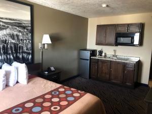 Kuchyň nebo kuchyňský kout v ubytování Super 8 by Wyndham Cedar City