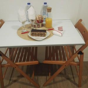 una mesa con un plato de comida y bebidas. en Studio 63 Historic Center, en Lisboa