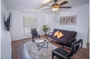 a living room with a couch and a ceiling fan at Tobin Hill 3-2 Apt 5minDT 2min Pearl and St Marys in San Antonio