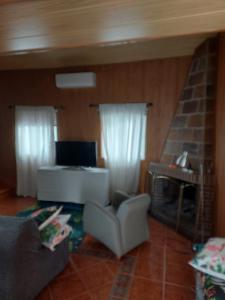 uma sala de estar com um sofá e uma lareira em Lovely home nearby Madrid to enjoy nature em Villaviciosa de Odón