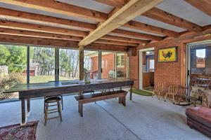 Stolní tenis v ubytování Cozy Home with Private Patio and Views, Hiking On-Site nebo okolí