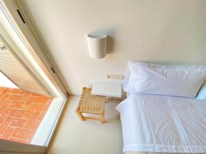 een kleine slaapkamer met een bed en een raam bij Ses Arcades in Sant Joan de Labritja