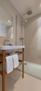 een badkamer met een wastafel, een bad en een spiegel bij Ses Arcades in Sant Joan de Labritja
