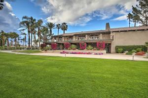 una casa con un césped verde delante de ella en Contemporary Condo with Mtn Views and Pool Access, en Rancho Mirage