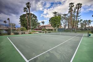 Теннис и/или сквош на территории Contemporary Condo with Mtn Views and Pool Access или поблизости