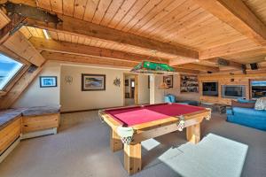 リビングストンにあるUnique Cabin with Indoor Pool and Mountain Views!のギャラリーの写真