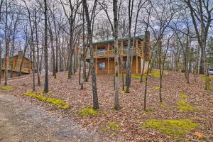 Ein Kinderspielbereich in der Unterkunft Cabin Retreat on Table Rock Lake with Fire Pit!