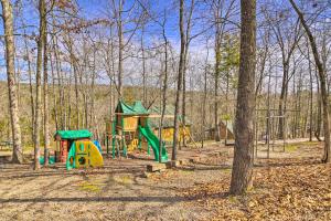 Ein Kinderspielbereich in der Unterkunft Cabin Retreat on Table Rock Lake with Fire Pit!