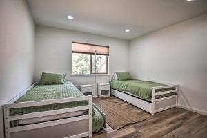 Ένα ή περισσότερα κρεβάτια σε δωμάτιο στο Pine Mountain Club Villa with Sauna, Deck and Views!