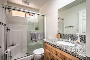 Ένα μπάνιο στο Pine Mountain Club Villa with Sauna, Deck and Views! +34 φωτογραφίες