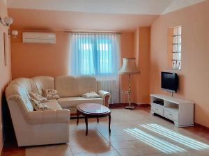 TV a/nebo společenská místnost v ubytování Apartments Coral, Klimno, island Krk