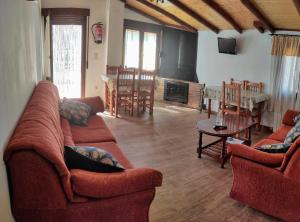 sala de estar con 2 sofás, mesa y chimenea en Calar de la Sima, en Yeste