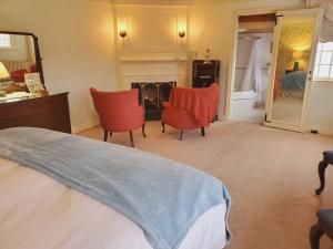Кровать или кровати в номере Adair Country Inn & Restaurant