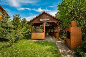 a gazebo with a gate in a yard at Agroturystyka ZIELONA ZAGRODA w Kosztowej in Dubiecko