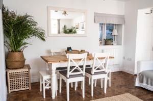 uma sala de jantar com mesa e cadeiras em Flat 1 Teneriffe em Lyme Regis