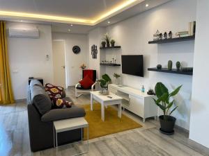 Televízia a/alebo spoločenská miestnosť v ubytovaní Apartamentos Cantarería, Azahar