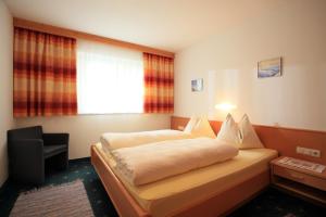 a hotel room with a bed and a window at Appartement Lisa Schweiger in Kirchberg in Tirol