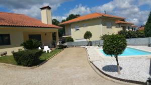 una casa con piscina delante de una casa en Casa de Água levada, en Picarouba
