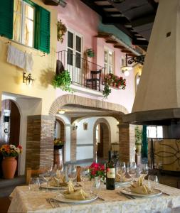 A restaurant or other place to eat at Hotel La Bella Venere