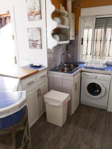 cocina con fregadero y lavadora en Casa rural en Torrecuevas, en Almuñécar