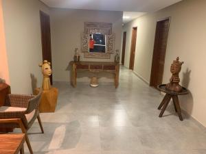 - un salon avec une table et un miroir dans l'établissement Pousada Recanto, à Fernando de Noronha