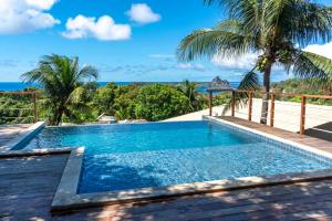 a swimming pool with a view of the ocean at Pousada Recanto in Fernando de Noronha