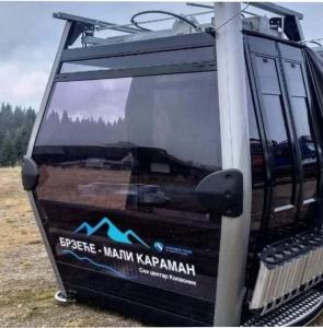 un gros plan de l'avant d'une jeep dans l'établissement Bele Staze Kopaonik s, à Brzeće