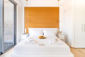 เตียงในห้องที่ Sardines Luxury Villas