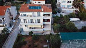 una vista aérea de una casa con pista de tenis en Apartments and rooms Ivan - great location, en Novalja