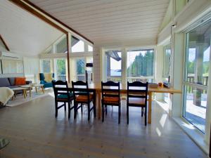 comedor con mesa y sillas en Eagle Bay Lofoten, en Gravdal