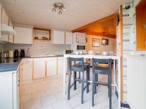 Kitchen o kitchenette sa Pretty Holiday home in Sedlescombe Kent with Garden