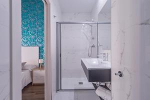 La salle de bains est pourvue d'un lavabo et d'une douche. dans l'établissement San Miguel, Luxury apartments., à Valence
