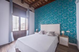 Giường trong phòng chung tại San Miguel, Luxury apartments.