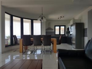 een keuken en een woonkamer met een tafel en stoelen bij Holiday home in Crikvenica 41598 in Crikvenica