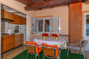Kuchyň nebo kuchyňský kout v ubytování Apartments in Dramalj 41601