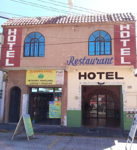 un cartello hotel di fronte a un edificio di El Portón de Cortés a Tepeaca