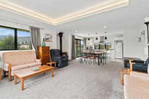 un soggiorno con un divano e un tavolo di Erskine Place - Lake Hawea Holiday Home a Lake Hāwea