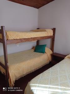 Двох'ярусне ліжко або двоярусні ліжка в номері Calafate Viejo Hostel