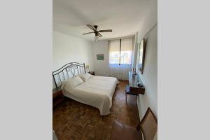 1 dormitorio con 1 cama y ventilador de techo en Apartamento en Edificio Uruguay (Punta del Este), en Punta del Este