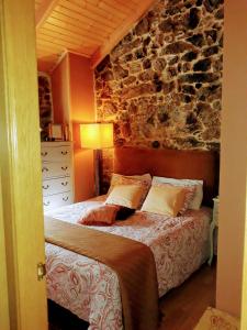Łóżko lub łóżka w pokoju w obiekcie Casa Rural Cabo de Aráns