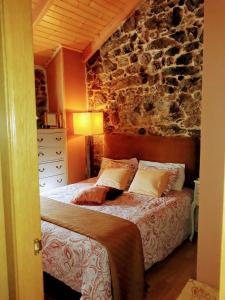 Ένα ή περισσότερα κρεβάτια σε δωμάτιο στο Casa Rural Cabo de Aráns +75 φωτογραφίες