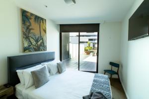 Łóżko lub łóżka w pokoju w obiekcie Melbourne Holiday Apartments Flinders Wharf