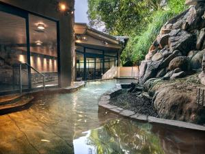 Bazén v ubytování Ooedo Onsen Monogatari Premium Shirahama Gyoen nebo v jeho okolí