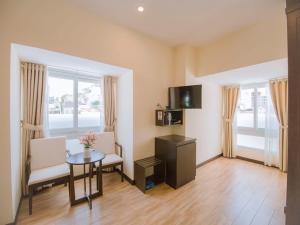 Una televisión o centro de entretenimiento en Thien Ly Hotel - Da Lat Center