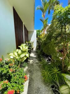 un sendero ajardinado con plantas y un edificio en Villa Capella, en Canggu