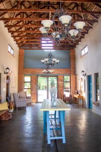 Duży pokój ze stołem i żyrandolem w obiekcie Bel Tramonto w mieście Bloemfontein