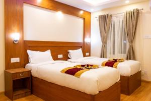 Letto o letti in una camera di Everland Kathmandu Hotel