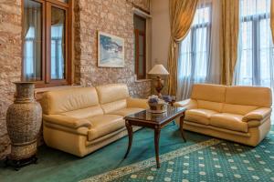 Posezení v ubytování Alexios Luxury Hotel